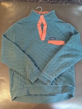 Patagonia Men’s Teal Quilted Organic Cotton Crewneck with Coral Trim